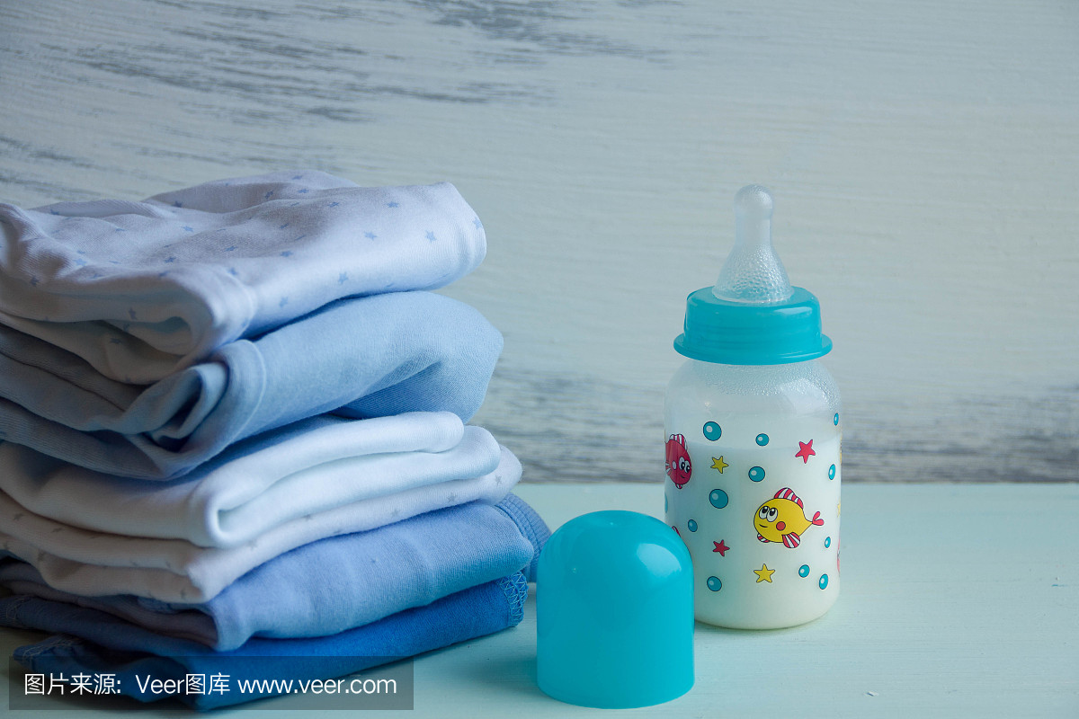 一堆婴儿衣服和奶瓶